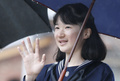 都内の学習院女子高等科で、集まった人たちに手を振られる愛子さま（2017年4月8日撮影）。(c)AFP/TORU HANAI