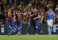 サッカー、ジョアン・ガンペール杯（Joan Gamper Trophy 2011）は22日、スペイン・バルセロナ（Barcelona）のカンプ・ノウ（Camp Nou stadium）で行われ、FCバルセロナ（FC Barcelona）が5-0でナポリ（SSC Napoli）に勝利した。

ゴールを決め、チームメイトと喜ぶFCバルセロナのセスク・ファブレガス（Cesc Fabregas、右から2人目、2011年8月22日撮影）。(c)AFP/JOSEP LAGO