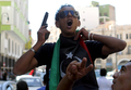 リビア・ベンガジ（Benghazi）でムアマル・カダフィ（Moamer Kadhafi）大佐への逮捕状発行を喜ぶ反体制派（2011年6月27日撮影）。(c)AFP/PATRICK BAZ