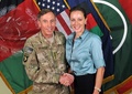 アフガニスタンで撮影された、デービッド・ペトレアス（David Petraeus）国際治安支援部隊（ISAF）司令官（当時、左）と同氏の伝記の共著者、ポーラ・ブロードウェル（Paula Broadwell）さん（2011年7月13日提供）。(c)AFP/ISAF NATO