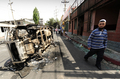 中国・新疆ウイグル自治区（Xinjiang Uighur Autonomous Region）の区都ウルムチ（Urumqi）で発生した暴動の翌日、放火された車の焼け残り（2009年7月6日撮影）。(c)AFP/Peter PARKS