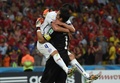 サッカーW杯ブラジル大会（2014 World Cup）グループB、スペイン対チリ。勝利を喜ぶチリのマウリシオ・イスラ（Mauricio Isla、左）とクラウディオ・ブラーボ（Claudio Bravo、2014年6月18日撮影）。(c)AFP/CHRISTOPHE SIMON