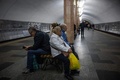 1 ウクライナ・ハルキウ駅で地下鉄を待つ人（2022年5月24日撮影）。(c)Dimitar DILKOFF / AFP
