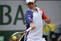 全仏オープンテニス（French Open 2013）は1日、男子シングルス3回戦が行われ、大会第13シードの錦織圭（Kei Nishikori）は6-3、6-7、6-4、6-1で第24シードのブノワ・ペール（Benoit Paire、フランス）を下し、4回戦に進出した。

リターンを打つ錦織圭（2013年6月1日撮影）。(c)AFP/MARTIN BUREAU