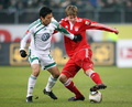 バイエルン・ミュンヘン（Bayern Munich）のホルガー・バドシュトゥバー（Holger Badstuber）とボールを競るVfLボルフスブルク（VfL Wolfsburg）の長谷部誠（Makoto Hasebe、2010年2月6日撮影）。(c)AFP/DDP/RONNY HARTMANN