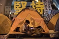 香港の金鐘（アドミラルティ、Admiralty）地区で、路上に張ったテントで休憩する民主派デモの参加者（2014年10月22日撮影）。(c)AFP/Nicolas ASFOURI
