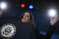 米ノースカロライナ州ローリーでの選挙集会で、演説するカマラ・ハリス副大統領（2024年10月30日撮影）。(c)Brendan SMIALOWSKI / AFP
