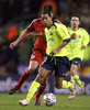 写真は、リバプールのスティーヴ・フィナン（%%Steve Finnan%%）をドリブルでかわすバルセロナのロナウジーニョ（%%Ronaldinho%%、手前）。(c)AFP/PAUL ELLIS
