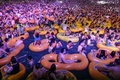 中国・武漢市のウオーターパークで披露されたパフォーマンスを、プールの中から見る人々（2020年8月15日撮影）。(c)AFP