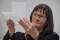 ブラジル・サンパウロで、がんにより失われた右目とあごにデジタル技術で作成した顔面装具を装着し、鏡で確認するデニス・ビセンティンさん（2019年12月3日撮影）。(c)Nelson ALMEIDA / AFP