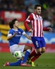 サッカースペイン国王杯（Copa del Rey 2013-14）準々決勝第1戦、アトレティコ・マドリード（Atletico Madrid）対アスレティック・ビルバオ（Athletic Bilbao）。ボールを競るアスレティック・ビルバオのアンデル・イトゥラスペ（Ander Iturraspe、左）とアトレティコ・マドリードのコケ（Jorge Resurreccion Merodio &quot;Koke&quot;、2014年1月23日撮影）。(c)AFP/JAVIER SORIANO