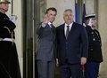 フランス・パリのエリゼ宮（大統領府）でハンガリーのオルバン・ビクトル首相（右）を出迎えるエマニュエル・マクロン仏大統領（2023年3月13日撮影）。(c)Ludovic MARIN / AFP