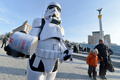 ウクライナの首都キエフ（Kiev）の独立広場に20日、人気映画『スター・ウォーズ（Star Wars）』シリーズに登場する悪役ダース・ベイダー（Darth Vader）が帝国軍兵士ストームトルーパーを伴って現れ、道行く人々に翌21日の「世界終末の日」から逃れられる「宇宙船の乗船チケット」を、缶詰やマッチ、コンドーム、トイレットペーパー、せっけん、電球などと一緒に配った。

このダースベイダーたち、実は同国の政党「ウクライナ・インターネット党（Ukrainian Internet Party）」の活動家。同党では何らかのアピール行動を起こす際、ダースベイダーやストームトルーパーの格好をするのが恒例となっている。

5000年以上続いてきた古代マヤ文明の「長期暦」が21日に区切りを迎えるにあたり、世界各地では「世界が滅亡する」と信じる一部の人々が話題となっている（2012年12月20日撮影）。(c)AFP/SERGEI SUPINSKY
