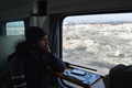 シリア・アレッポ東部で、列車から外を眺める男性（2017年1月25日撮影）。(c)AFP/George OURFALIAN