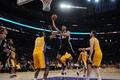 12-13NBAは26日、プレーオフ1回戦（7回戦制）が各地で行われ、サンアントニオ・スパーズ（San Antonio Spurs）が120-89でロサンゼルス・レイカーズ（Los Angeles Lakers）を下し、3連勝を飾った。

シュートを狙うサンアントニオ・スパーズのティム・ダンカン（Tim Duncan、中央、2013年4月26日撮影）。(c)AFP/Getty Images/NBAE/Noah Graham