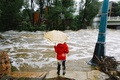 米コロラド州のボルダーで、豪雨によって増水したボルダ―クリークを見つめる女性（2013年9月12日撮影）。(c)AFP/Getty Images/Dana Romanoff