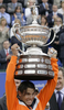 男子テニス、バルセロナ・オープン・バンコ・サバデル（%%Barcelona Open Banco Sabadell 2009%%）シングルス決勝。大会第1シードのラファエル・ナダル（%%Rafael Nadal%%、スペイン）は、大会第4シードのダビド・フェレール（%%David Ferrer%%、スペイン）と対戦。ナダルはセットカウント2-0（6-2、7-5）のストレートで勝利し、大会5連覇を達成した。写真は優勝を果たし、トロフィーを掲げるラファエル・ナダル。（2009年4月26日撮影）(c)AFP/JOSEP LAGO