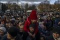 ウクライナ南部へルソンで援助物資の配給を求めて集まった人々（2022年11月19日撮影）。(c)BULENT KILIC / AFP