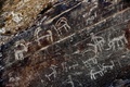 イラク中部ホメイン郊外の丘陵地帯で発見された古代の岩壁画（2016年10月24日撮影）。(c)AFP/ATTA KENARE