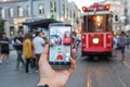 トルコ・イスタンブールの街中で「ポケモンGO」に興じる人。アナトリア通信提供（2016年7月14日撮影）。(c)Anadolu Agency/Muhammed Enes Yildirim