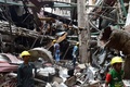 バングラデシュの首都ダッカ郊外ガジプールで、爆発事故が起きた衣料品工場で捜索・救出活動を行う作業員ら（2017年7月4日撮影）。(c)AFP/Munir UZ ZAMAN