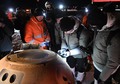「嫦娥５号」帰還機の着地現場で作業を進めるスタッフ（2020年12月17日撮影）。(c)Xinhua News 