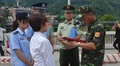 誘拐された女性の引き渡し手続きを行う警察官（撮影日不明、提供写真）。(c)CNS