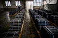 フランス・タルブの工場で生産される、ウクライナ軍も使用している仏製榴弾砲「カエサル」の砲弾（2023年4月4日撮影、資料写真）。(c)Lionel BONAVENTURE / AFP