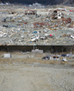 東日本大震災の被災地の震災直後の様子と、2012年1月の様子。

写真上は宮城県南三陸町の津波被災地のがれき（2011年3月18日撮影）。写真下は現在の様子（2012年1月14日撮影）。(c)AFP/FRED DUFOUR/TORU YAMANAKA