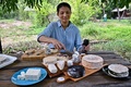 タイ・ナコンパトムの牧場で、自分で作ったヤギのチーズを試食するラチャニコン・シーコンさん（2023年6月13日撮影）。(c)Lillian SUWANRUMPHA / AFP