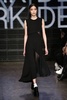 米ニューヨーク市内で発表された「DKNY」15/16年秋冬コレクション（2015年2月15日撮影）。(c)AFP/Getty Images/Neilson Barnard
