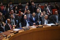 国連安保理で行われたパレスチナの国連加盟決議案の採決で、挙手して賛成票を投じる各国代表。左端のロバート・ウッド米次席大使は拒否権を行使した（2024年4月18日撮影）。(c)ANGELA WEISS / AFP 