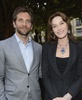 フランス・パリで行なわれたブルガリ（BVLGARI）の新作ジュエリー・コレクション「ブルガリ ディーヴァ」発表イベントに来場した俳優のブラッドリー・クーパー（Bradley Cooper、左）と歌手／モデルのカーラ・ブルーニ・サルコジ（Carla Bruni-Sarkozy、2013年7月2日撮影）。(c)BVLGARI