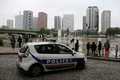 パリの自由の女神像近くで、氾濫したセーヌ川の沿岸を巡回する警察車両（2016年6月2日撮影）。(c)AFP/LUDOVIC MARIN