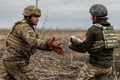 ウクライナ東部のバフムート郊外で、ロシア軍陣地を攻撃するウクライナ兵（2022年12月30日撮影）。(c)Sameer Al-DOUMY / AFP