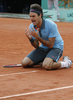 全仏オープンテニス2009（%%French Open 2009%%）男子シングルス決勝。大会第2シードのロジャー・フェデラー（%%Roger Federer%%、スイス）は、大会第23シードのロビン・ソデルリング（%%Robin Soderling%%、スウェーデン）と対戦。フェデラーは6-1、7-6、6-4で全仏初優勝を果たし、ピート・サンプラス（%%Pete Sampras%%、米国）氏の持つグランドスラム最多優勝記録（14勝）に並ぶと同時に、史上6人目の生涯グランドスラム（4大大会全制覇）を達成した。写真は優勝に歓喜するロジャー・フェデラー。（2009年6月7日撮影）(c)AFP/PATRICK KOVARIK