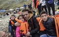 エーゲ海を渡ってトルコからギリシャ・レスボス島に到着したばかりの難民たち（2015年11月24日撮影）。(c)AFP / Bulent Kilic