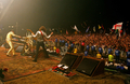 2007年6月23日、サマセット（Somerset）のピルトン（Pilton）で開催されている「グラストンベリー・フェスティバル（Glastonbury Festival）」で、米国バンドのザ・キラーズ（The Killers）の演奏に合わせて盛り上がる観客。(c)AFP/CARL DE SOUZA