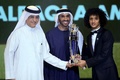 アジア・サッカー連盟の2016年最優秀選手に選出され、AFCのサルマン・アル・ハリファ会長（左）らからトロフィーを授与されるアル・アインのオマール・アブドゥラフマン（右、2016年12月1日撮影）。(c)AFP/NEZAR BALOUT