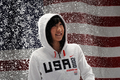 米テレビ局%%NBC%%と米国五輪委員会（%%US Olympic Committee%%、%%USOC%%）が12日、ロサンゼルス（Los Angeles）のスマッシュボックス・スタジオ（Smashbox Studios）でプロモーション用の写真撮影を行い、米国のフィギュアスケート選手などが参加した。写真はカメラに向けてポーズをとる長洲未来（%%Mirai Nagasu%%）。（2009年5月12日撮影）(c)AFP/Getty Images/Harry How