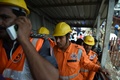 インド・ムンバイで、鉄道駅に至る歩道橋で起きた事故の現場を歩く救助隊員（2017年9月29日撮影）。(c)AFP/PUNIT PARANJPE