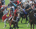 福島県の伝統祭り「相馬野馬追」は29日に2日目を迎え、東日本大震災の影響で前年は見送られていた主行事の甲冑（かっちゅう）競馬と神旗争奪戦が南相馬市で行われた。1000年にわたり続く祭りにはこの日、数万人が訪れ、約400騎が繰り広げる勇壮な伝統行事を楽しんだ。

写真は神旗争奪戦で、黄色い旗（左）を奪い合う騎馬武者たち（2012年7月29日撮影）。(c)AFP/Toru YAMANAKA