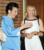 北海道洞爺湖サミット（G8 Hokkaido Toyako Summit）の初日に行われた首脳夫人の昼食会で、ローリーン・ハーパー（Laureen Harper）カナダ首相夫人（右）と言葉を交わす福田貴代子（Kiyoko Fukuda）首相夫人（2008年7月7日撮影）。(c)AFP