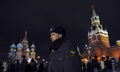 ロシア・モスクワ（Moscow）の赤の広場（Red Square）には1日未明、新年を祝おうと約12万人が集まった。ドミトリー・メドベージェフ（Dmitry Medvedev）大統領は、経済危機に耐えている国民に感謝するとともに家族の大切さを強調した。写真は赤の広場の警備にあたる警察官(2010年1月1日撮影)。(c)AFP/DMITRY KOSTYUKOV