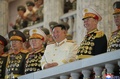 北朝鮮の首都平壌で行われた軍事パレードに臨む金正恩（キム・ジョンウン）総書記（中央）。朝鮮中央通信（KCNA）提供（2022年4月25日撮影、26日提供）。(c)AFP PHOTO/KCNA VIA KNS