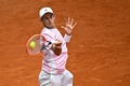 テニス、マドリード・オープン、男子シングルス2回戦。リターンを打つマッテオ・アルナルディ（2023年4月28日撮影）。(c)JAVIER SORIANO / AFP