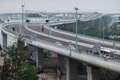 中国の香港、マカオ、広東省珠海を結ぶ港珠澳大橋に立つ警官ら（2018年10月23日撮影）。(c)ANTHONY WALLACE / AFP