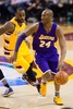 15-16NBA、クリーブランド・キャバリアーズ対ロサンゼルス・レイカーズ。クリーブランド・キャバリアーズのレブロン・ジェームズ（左）をかわすロサンゼルス・レイカーズのコービー・ブライアント（2016年2月10日撮影）。(c)AFP/Getty Images/Jason Miller