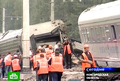 2007年8月14日、サンクトペテルブルク（Saint Petersburg）近郊のノブゴロド（Novgorod）州Malaya Visheraで起きた脱線事故を報じるロシアNTVテレビの映像。(c)AFP/NTV