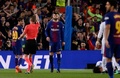 17-18スペイン1部リーグ第36節、FCバルセロナ対レアル・マドリード。レッドカードを提示されるFCバルセロナのセルジ・ロベルト（左、2018年5月6日撮影）。(c)AFP PHOTO / Josep LAGO